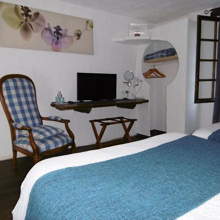Отель Le Relais Des Vieilles Postes Лез-Авеньер Экстерьер фото